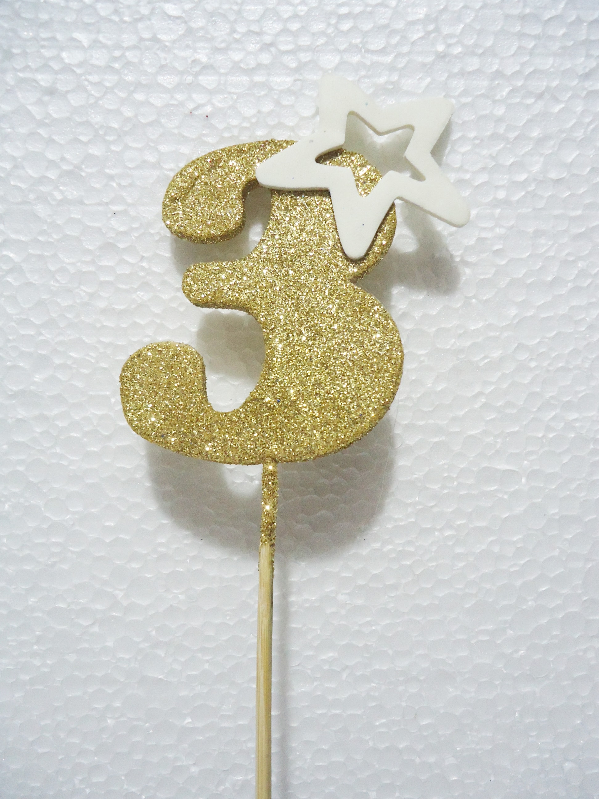 NUMERO PINCHE 3 DORADO METAL