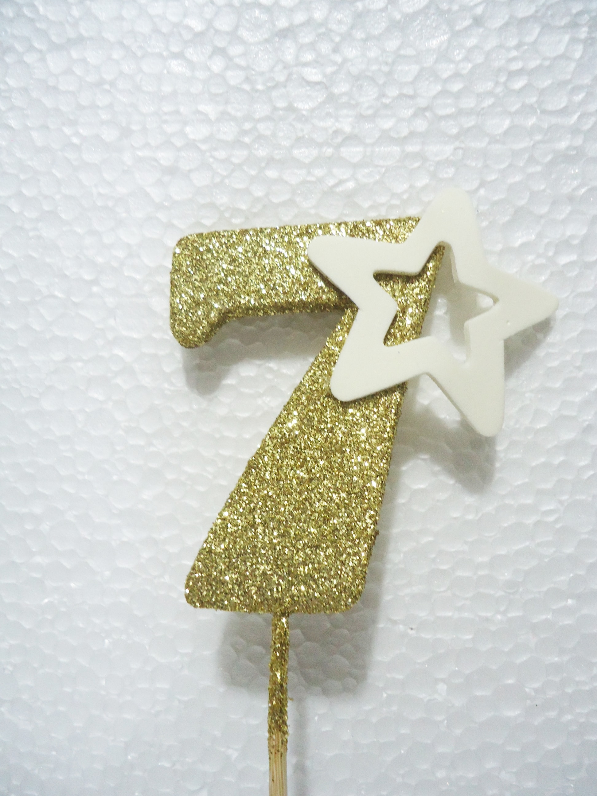 NUMERO PINCHE 7 DORADO METAL