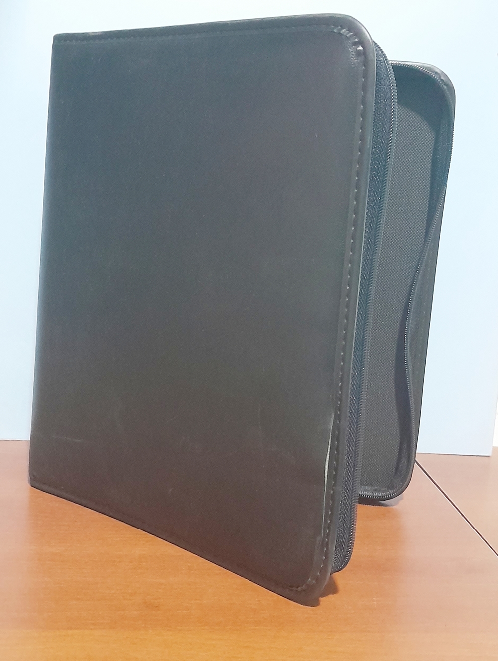 CARPETA A4 C/CIERRE SIMIL CUERO