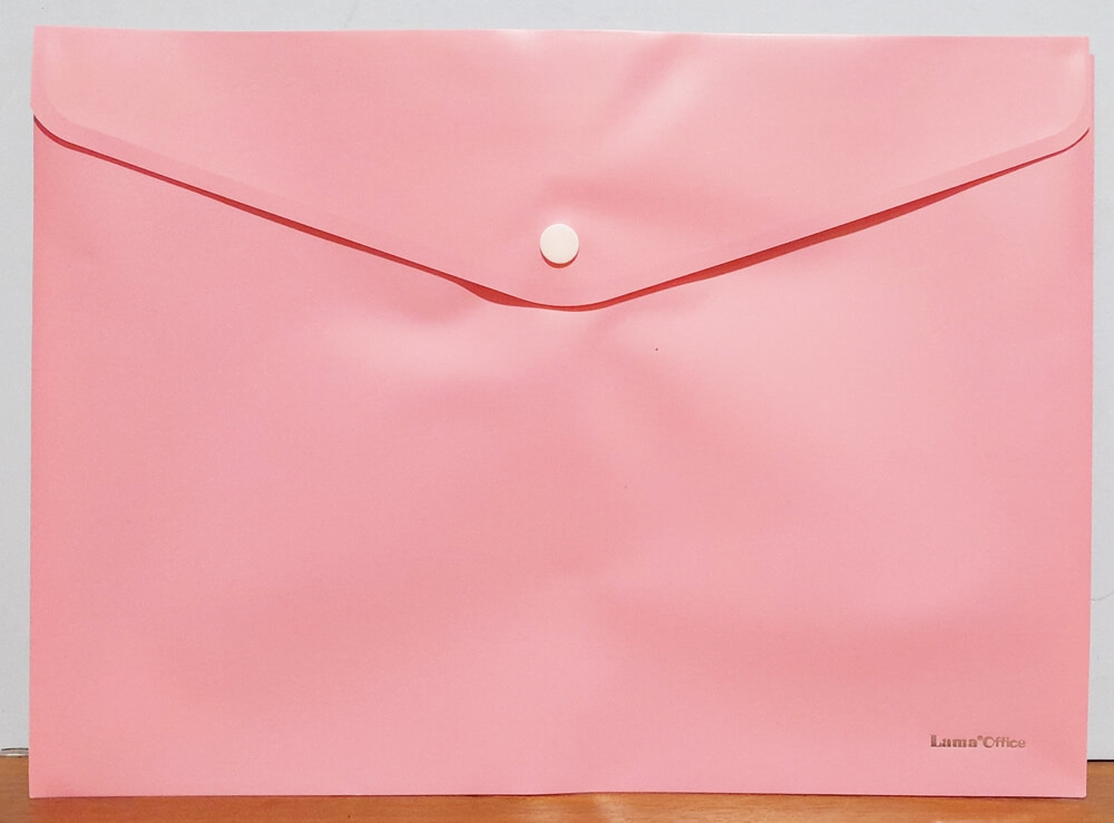 SOBRE PLASTICO A4 C/BOTON ROSA LAMA